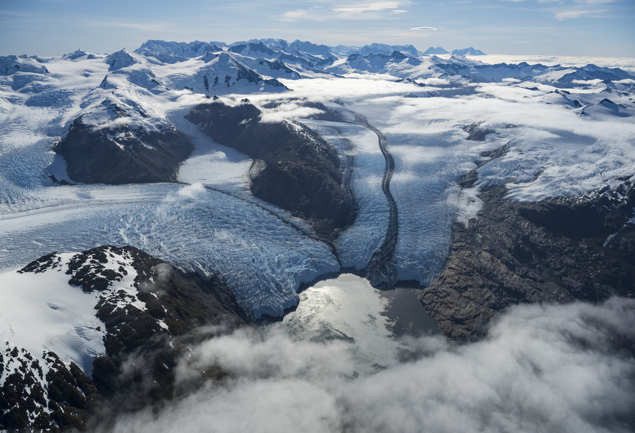Desde el aire la Cordillera Darwin y el glaciar Grande en primer plano, Parque Nacional Alberto de Agostini